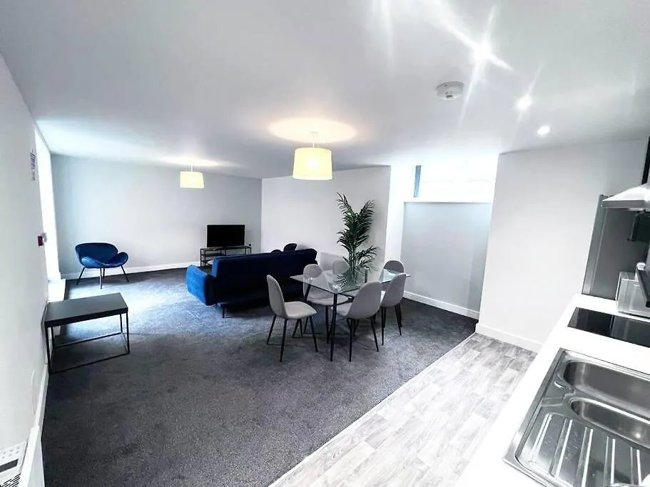 Free Parking - Stunning 2-Br Near Salford Royal-1