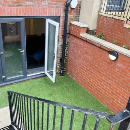 Free Parking - Stunning 2-Br Near Salford Royal-2