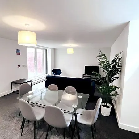Free Parking - Stunning 2-Br Near Salford Royal-3